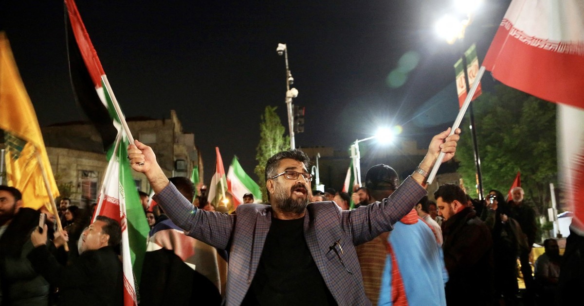 Iranienii sărbătoresc în stradă atacul împotriva Israelului Foto: Profimedia