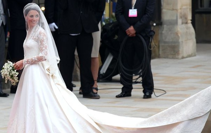 Foto | Wow! Ce rochie de mireasă spectaculoasă poartă Kate Middleton!