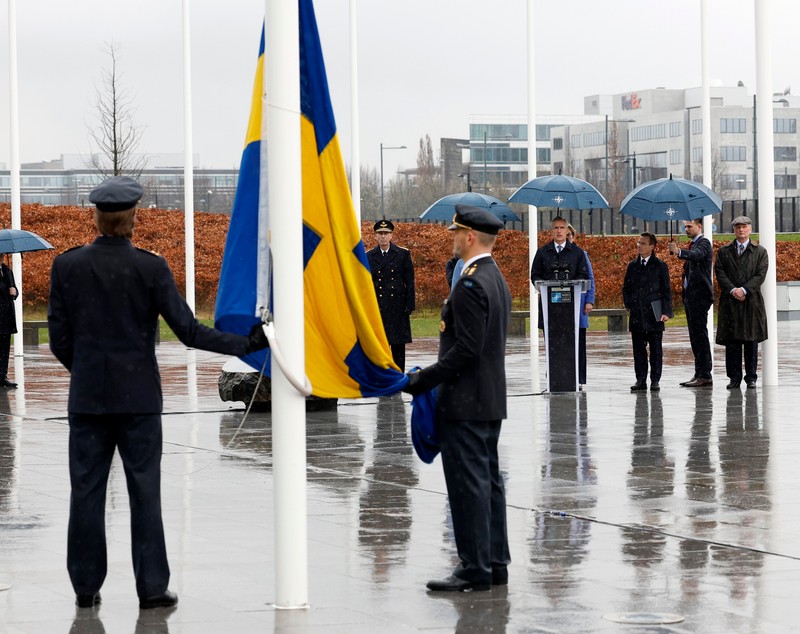 Steagul Suediei, arborat la sediul NATO. Jens Stoltenberg: „Putin a eșuat. NATO este mai mare şi mai puternică”