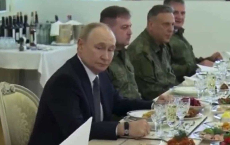 Toată lumea se uita la farfuria președintelui Vladimir Putin. Imagini surprinzătoare de la ziua liderului rus