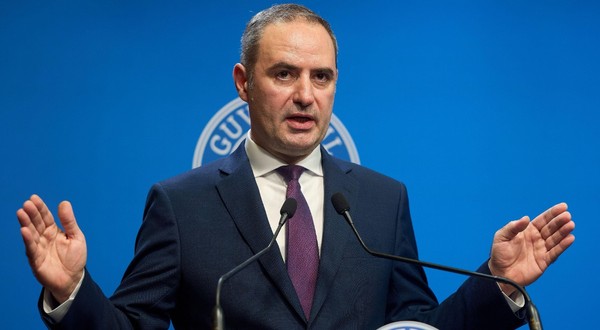 România nu se confruntă cu riscul de a nu putea plăti pensii şi salarii, în ciuda crizei politice şi a unui guvern interimar. 