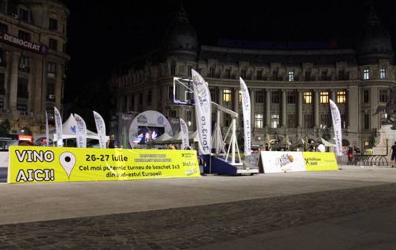 Joacă baschet în Piața Universității la Raiffeisen Bank Bucharest Challenger
