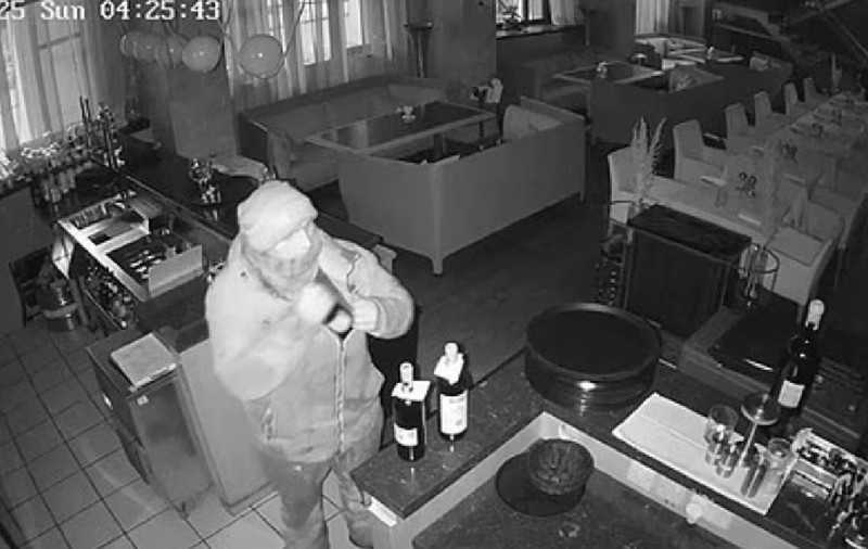 Un șofer român de tuk-tuk a furat vin fin și șampanie de 31.000 de lire sterline, din restaurante de lux: „E de băut, nu?!”