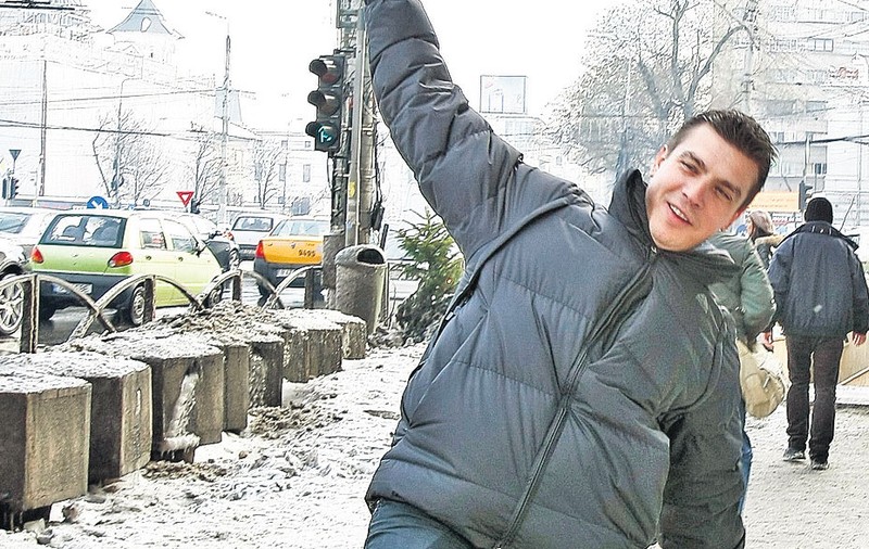 Atenţie, alunecuş! Sfaturi practice, ca să nu cazi în nas pe stradă