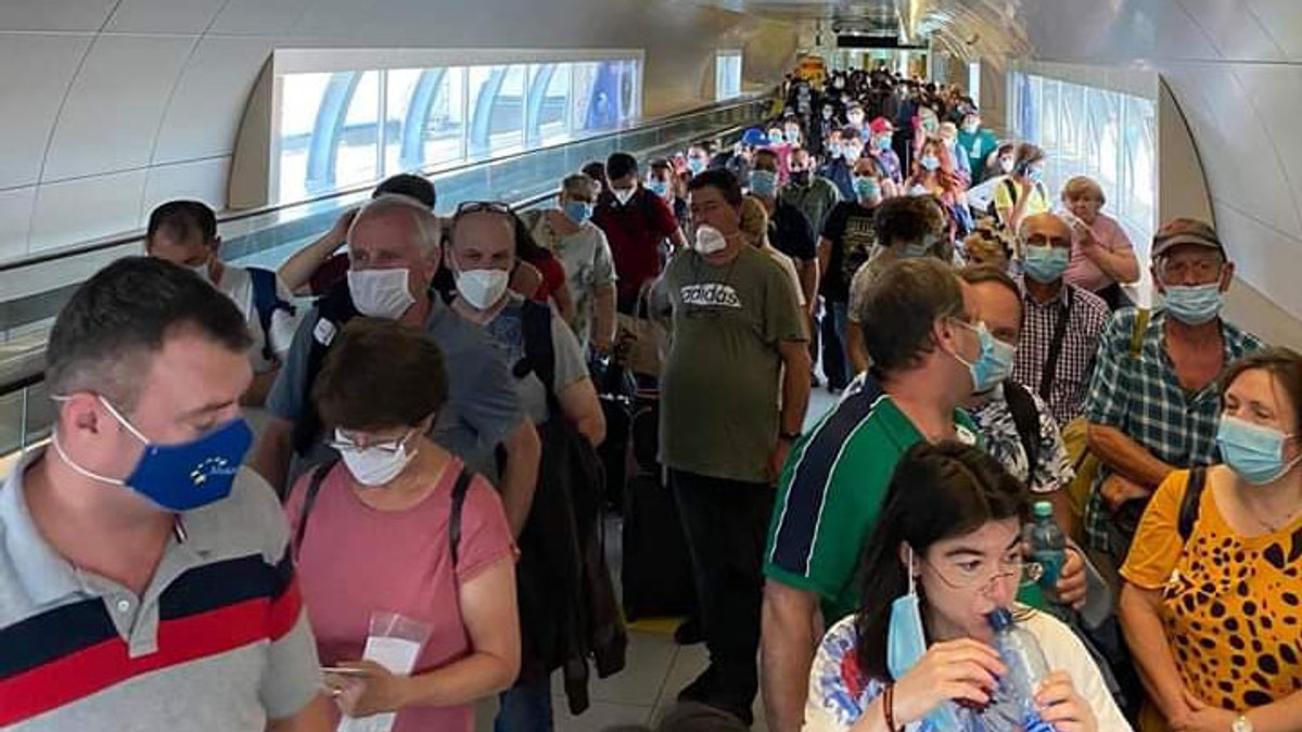 Sute de pasageri pe Aeroportul Henry Coandă, înghesuiți în tunel la intrarea în România. Doar doi reprezentanți DSP le iau declarațiile