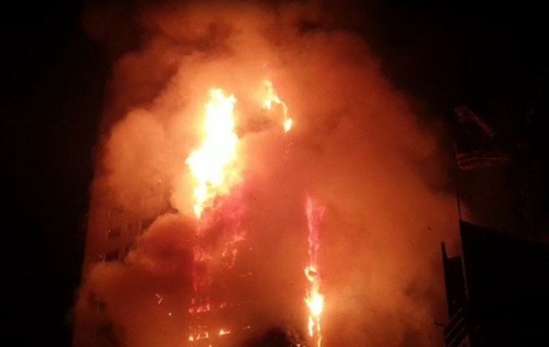 Incendiu violent la un zgârie-nori din Dubai. Poliția folosește drone pentru găsi persoanele încă blocate în Abbco Tower