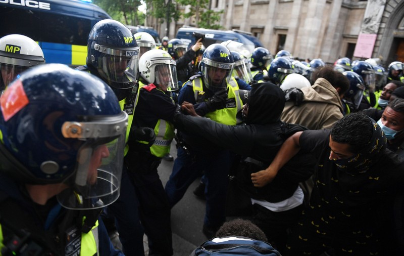Peste 100 de persoane arestate la Londra, în timpul protestelor antirasism
