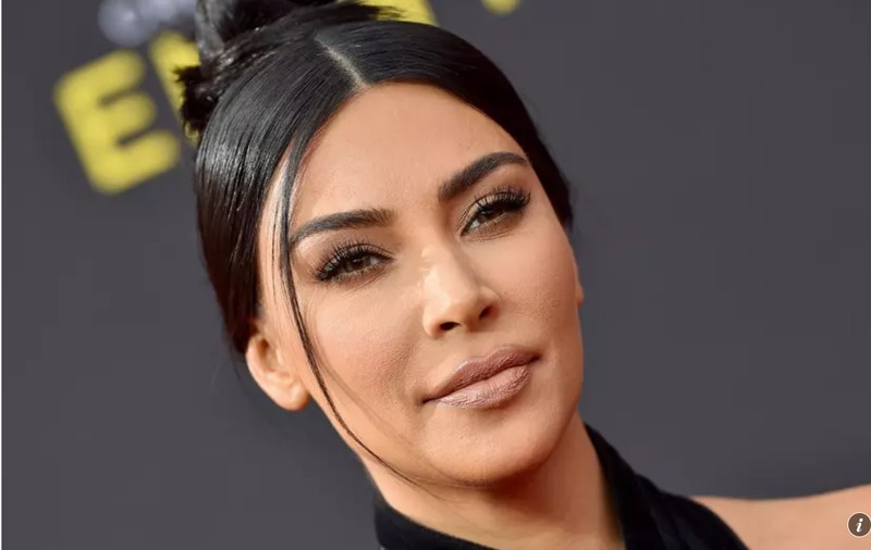Kim Kardashian a cumpărat la licitație pandantivul Attallah Cross, purtat de prințesa Diana. Suma fabuloasă pe care a oferit-o