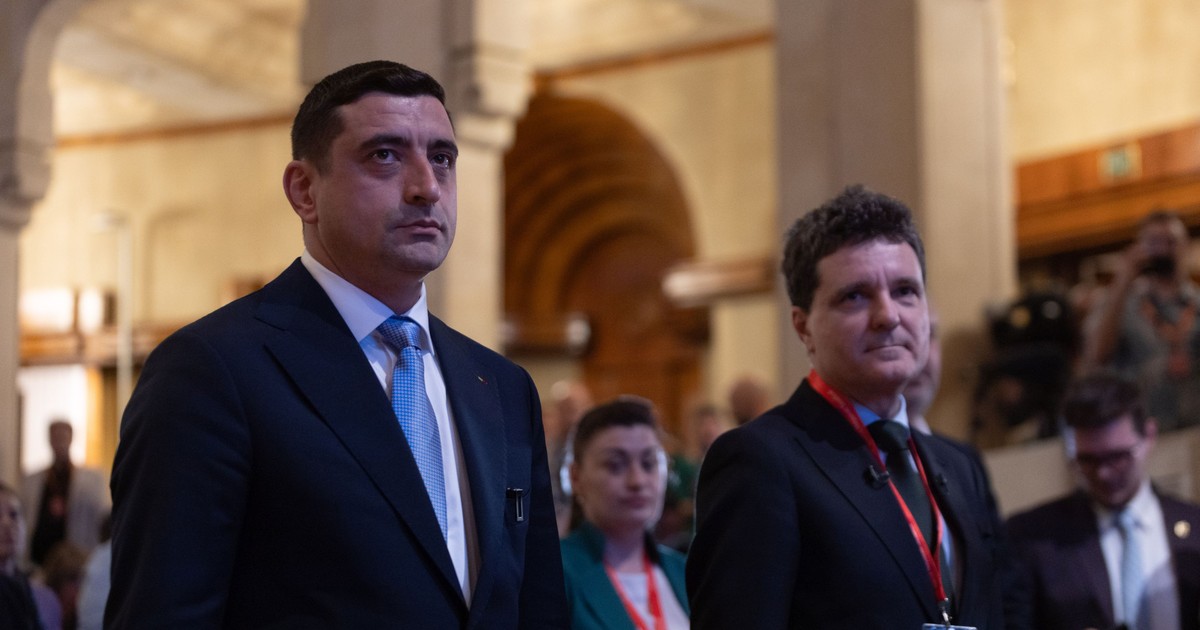Nicușor Dan (dreapta) și George Simion (stânga) la cel de-al 13-lea Congres al Confederatiei sindicale, organizat de Blocul National Sindical, la Palatul Parlamentului, miercuri, 7 mai 2025.