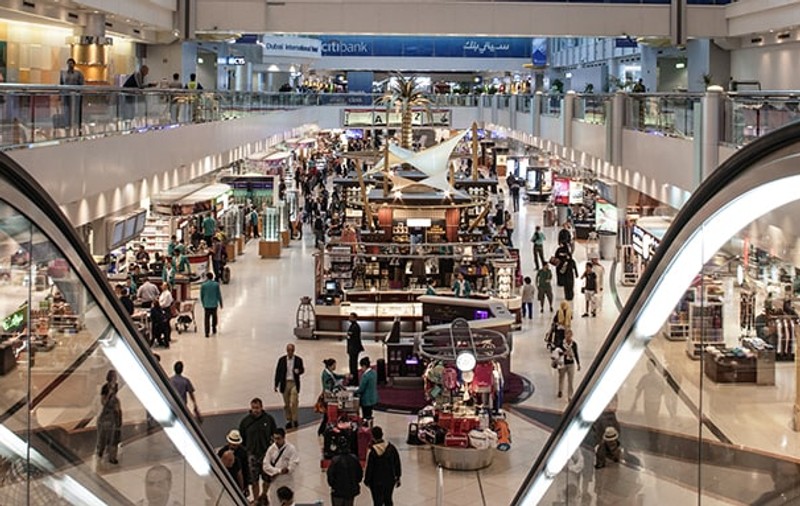 O dronă a închis aeroportul din Dubai. Două zboruri au fost redirecționate