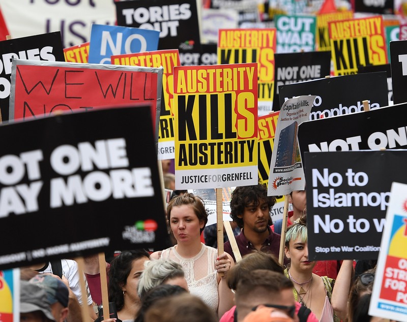 Proteste față de măsurile de austeritate în Londra. Miniștrii britanici fac presiuni asupra premierului Theresa May