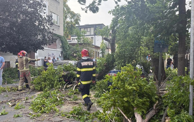 Sute de intervenții ISU după urgia din București și județele învecinate