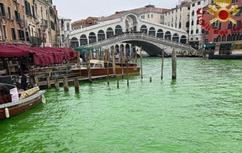 Greta Thunberg a fost interzisă în Veneția după ce a colorat în verde neon Canal Grande