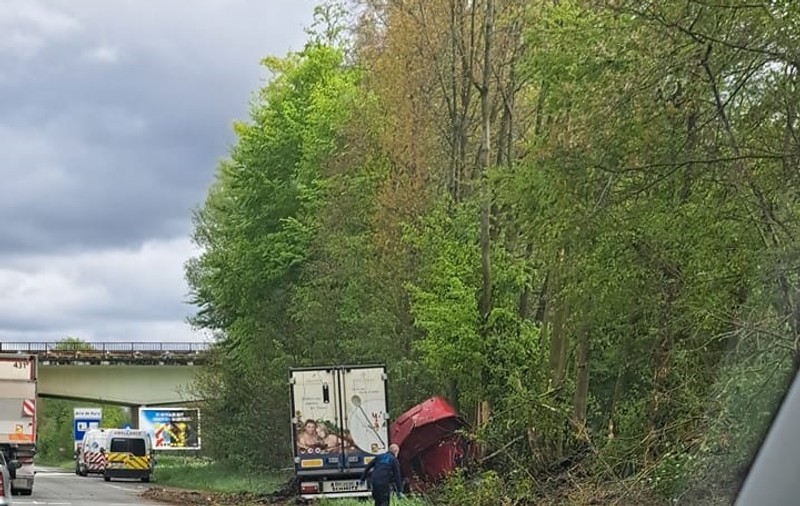 Polițist belgian, când l-a văzut pe șoferul de TIR ieșind singur din cabina ruptă și strivită de copaci: „Să meargă să aprindă o lumânare!”