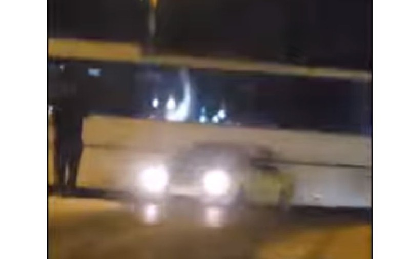 Șofer filmat făcând drifturi pe aleea care duce la Sala Sporturilor din Ploiești | VIDEO