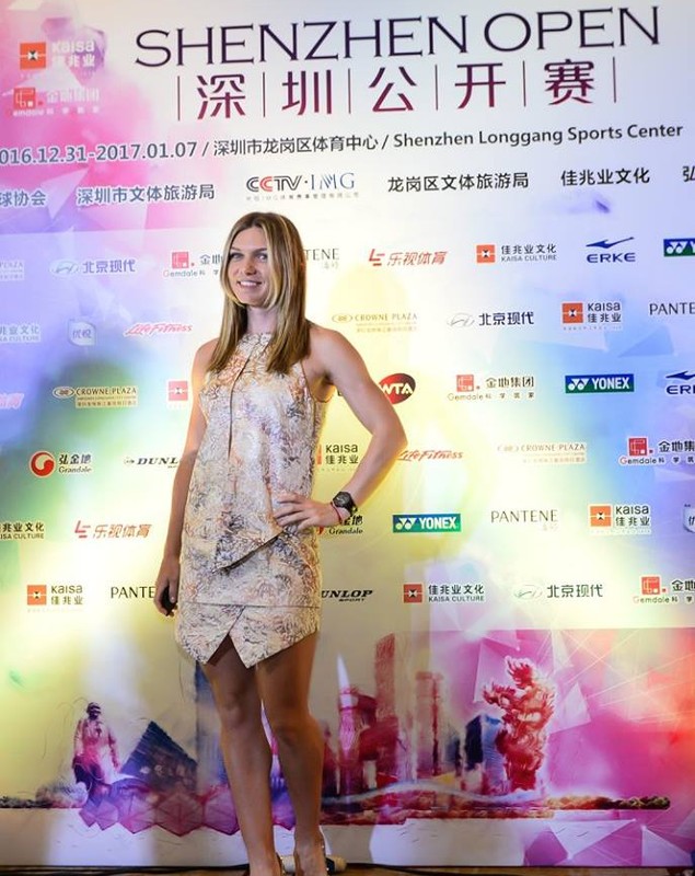 Aventura Simonei Halep la turneul de la Shenzhen în imagini. Afară a zâmbit, pe teren s-a chinuit / GALERIE FOTO & VIDEO