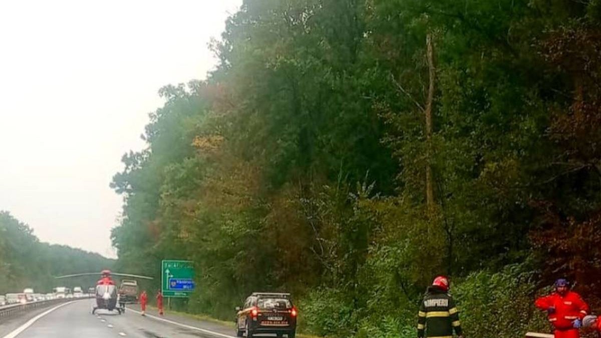 Imagine cu un elicopter SMURD aflat pe A1 București - Pitești, după accidentul în care au murit doi tineri. În imagine apare și un pompier