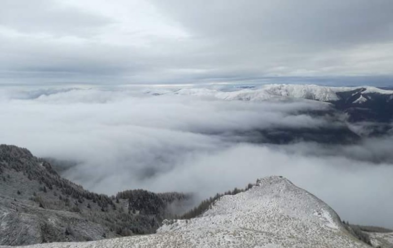 O mare de nori a acoperit toată Valea Prahovei. Fenomen spectaculos pe crestele munților