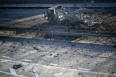 Un vehicul al forțelor armate ruse, pe un drum din apropiere de Kiev, distrus de armata ucraineană | Foto: Profimedia