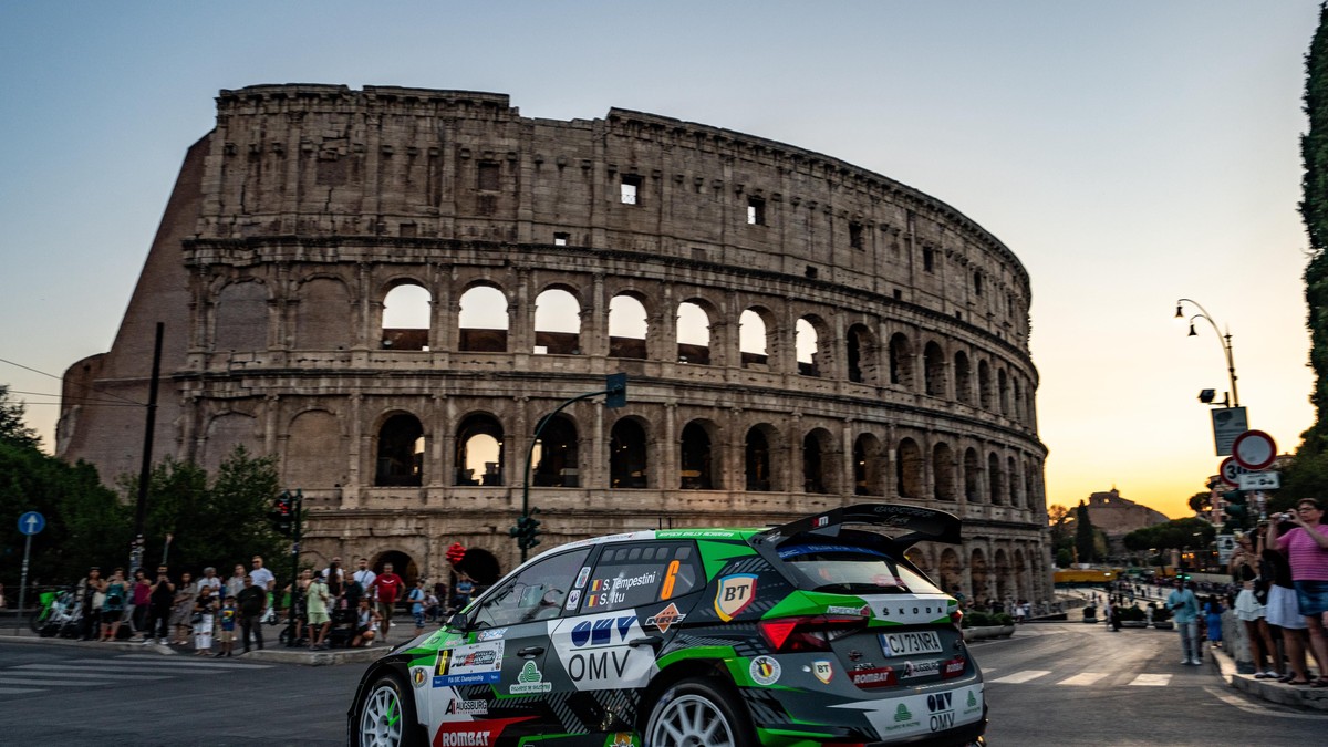 Mașina de raliu a lui Simone Tempestini și Itu, în Rally di Roma Capitale, lângă coloseum.