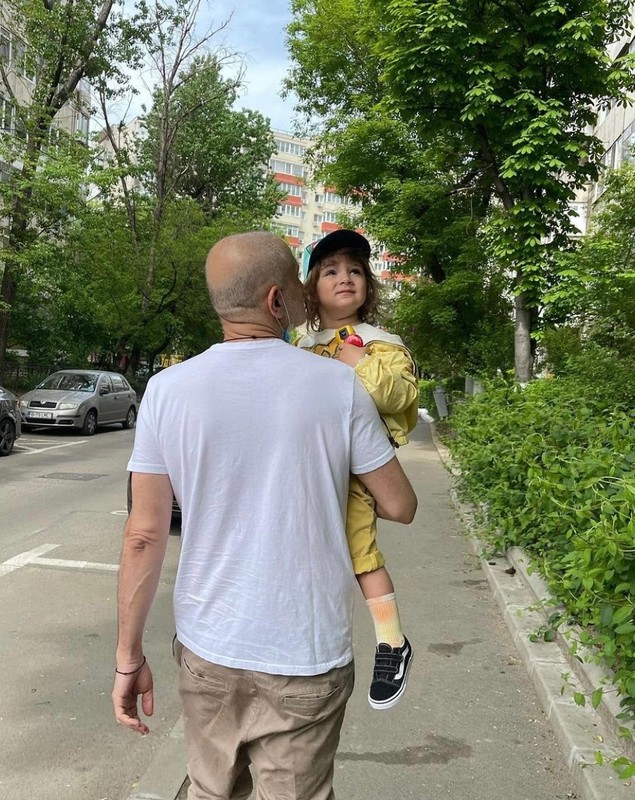 Iubita lui Damian Drăghici, despre implicarea artistului în viața băiețelului lor. „Nu am cum să suplinesc lipsa fizică”