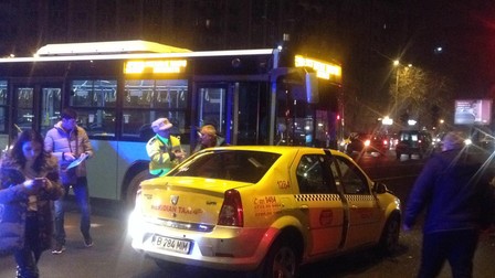 Autobuz Otokar, accident cu un taxi în Capitală