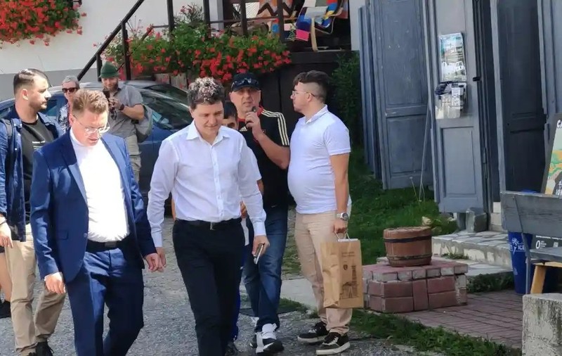 Nicușor Dan, în vacanță la Roșia Montană: „Am mâncat slănină, șorici, toate făcute în casă, lapte muls direct de la vacă”. Ce și-a propus
