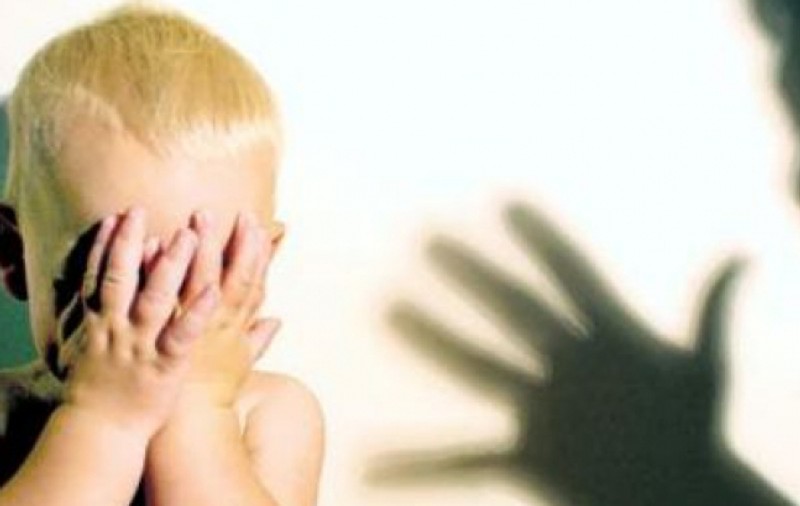 O profesoară de yoga a abuzat sexual șapte minori. ^I-a obligat să îi pipăie silicoanele abia puse
