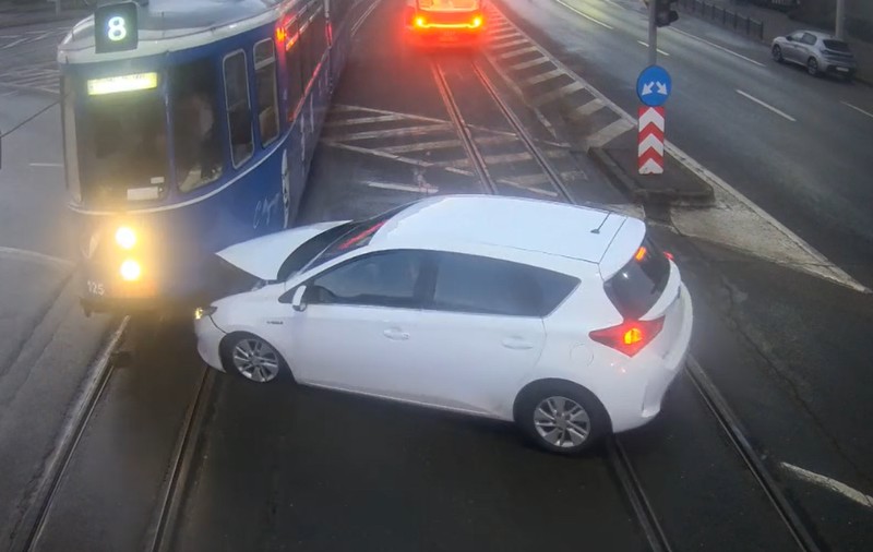 Momentul impactului dintre o mașină și un tramvai, în Iași: „Era prea mic tramvaiul ca să îl vadă bolidul”