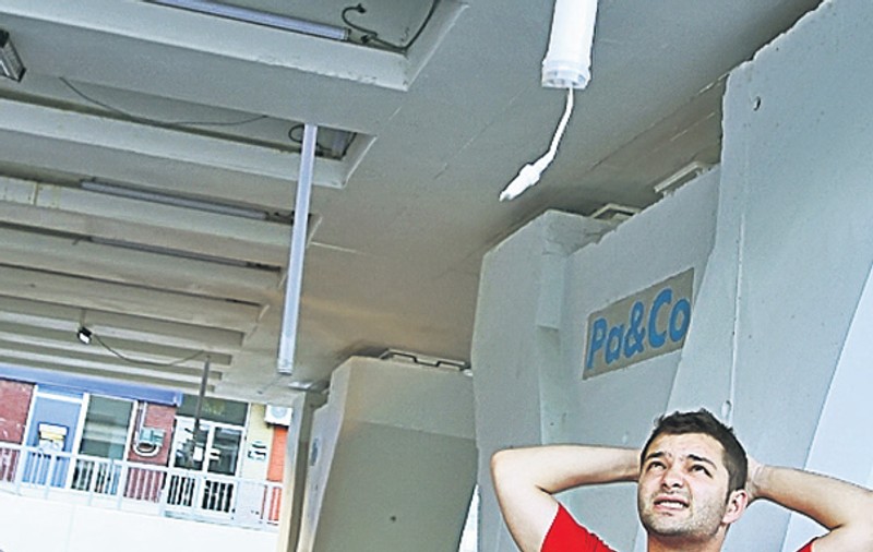 Incredibil! Cad neoanele de la Pasajul Pipera din Bucureşti!