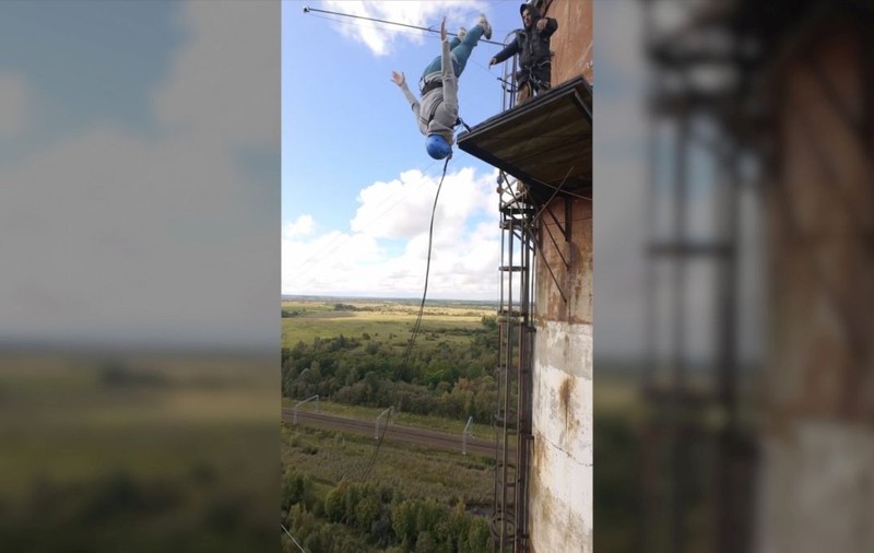 O mamă a murit de ziua ei, în fața fiului, pentru că a vrut să facă un selfie după ce a sărit în gol 88 de metri