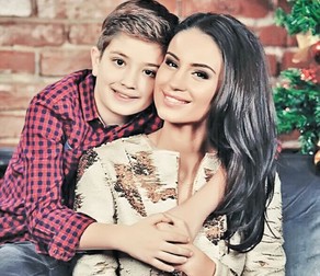 Geanina are un băieţel de 9 ani, Patrick, care-şi doreşte de la mama lui un partener de fotbal