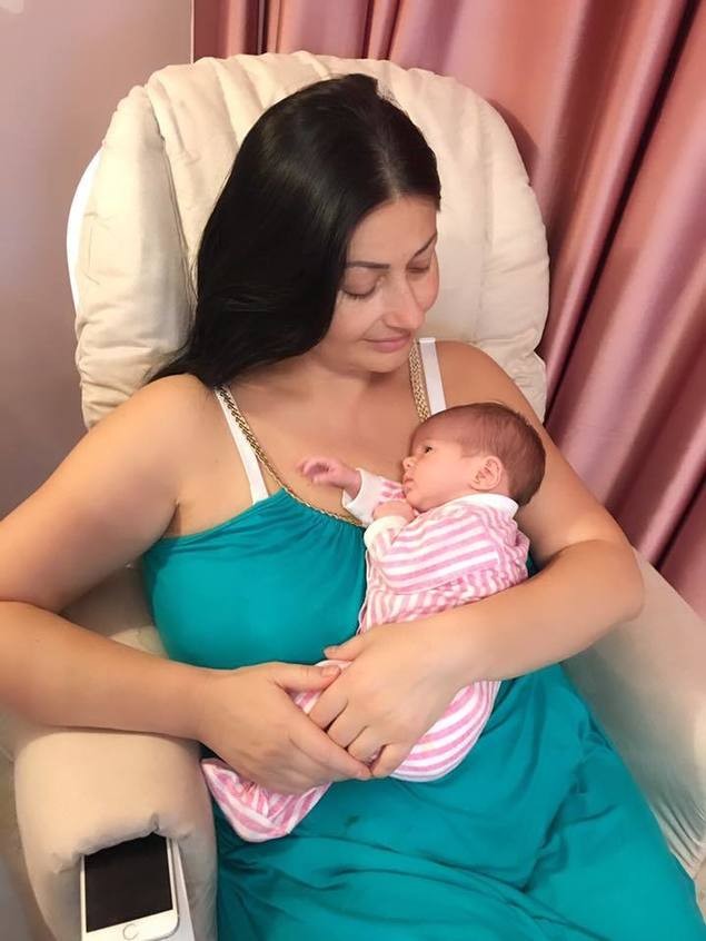 Cum se relaxează Gabriela Cristea și fetița ei.