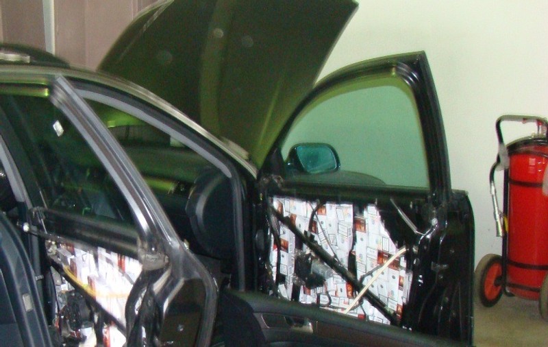Și-a căptușit mașina cu zeci de mii țigări de contrabandă. Polițiștii de frontieră au descoperit în portierele, în tavanul și în aripile autoturismului 1.500 de pachete de țigări
