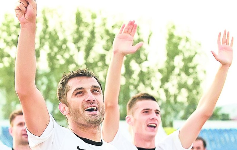 «Câinii» i-au cerut bani