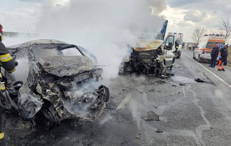 Accident mortal pe E85, în Buzău: o mașină și o camionetă s-au ciocnit, apoi au luat foc. Șoferii au murit pe loc
