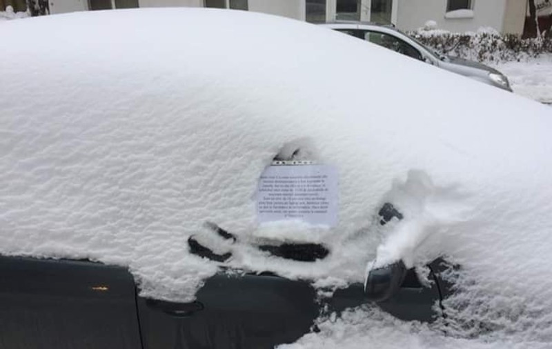 Un tânăr curăță zăpada de pe mașinile din parcare pentru că vrea un laptop nou. Andrei vrea să fie student la Informatică