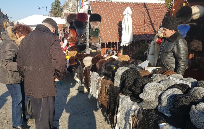Gâtuiți de chinezării și părăsiți de tineret, meșterii tradiționali de piele și blănuri își cântă prohodul la Iași. ”Acum cumpără doar oamenii mai în vârstă și ne ducem și noi încet-încet după ei”