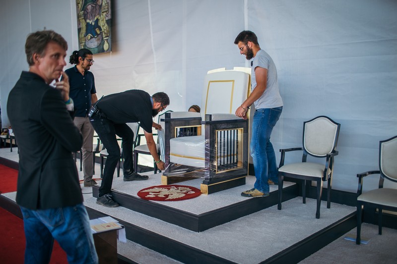Muncitori aranjează scaunul pentru Sanctitatea Sa Papa Francisc pe Câmpia Libertății din Blaj.