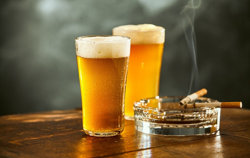Vânzătorii de țigări şi alcool, obligați să ceară buletinul pentru a verifica vârsta cumpărătorilor. Legea, adoptată de Parlament, merge la promulgare