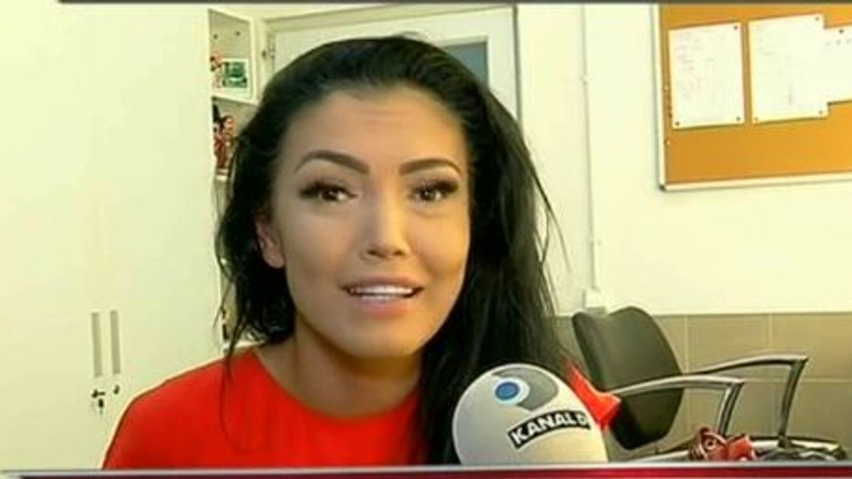 Ce obișnuia să facă Andreea Mantea în cabină înainte de intrarea în emisiune. S-a dat singură de gol