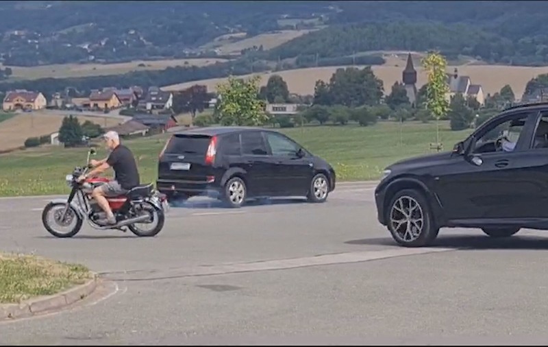 Președintele Cehiei, Petr Pavel, a fost surprins mergând pe motocicletă fără cască. „A fost ridicol”
