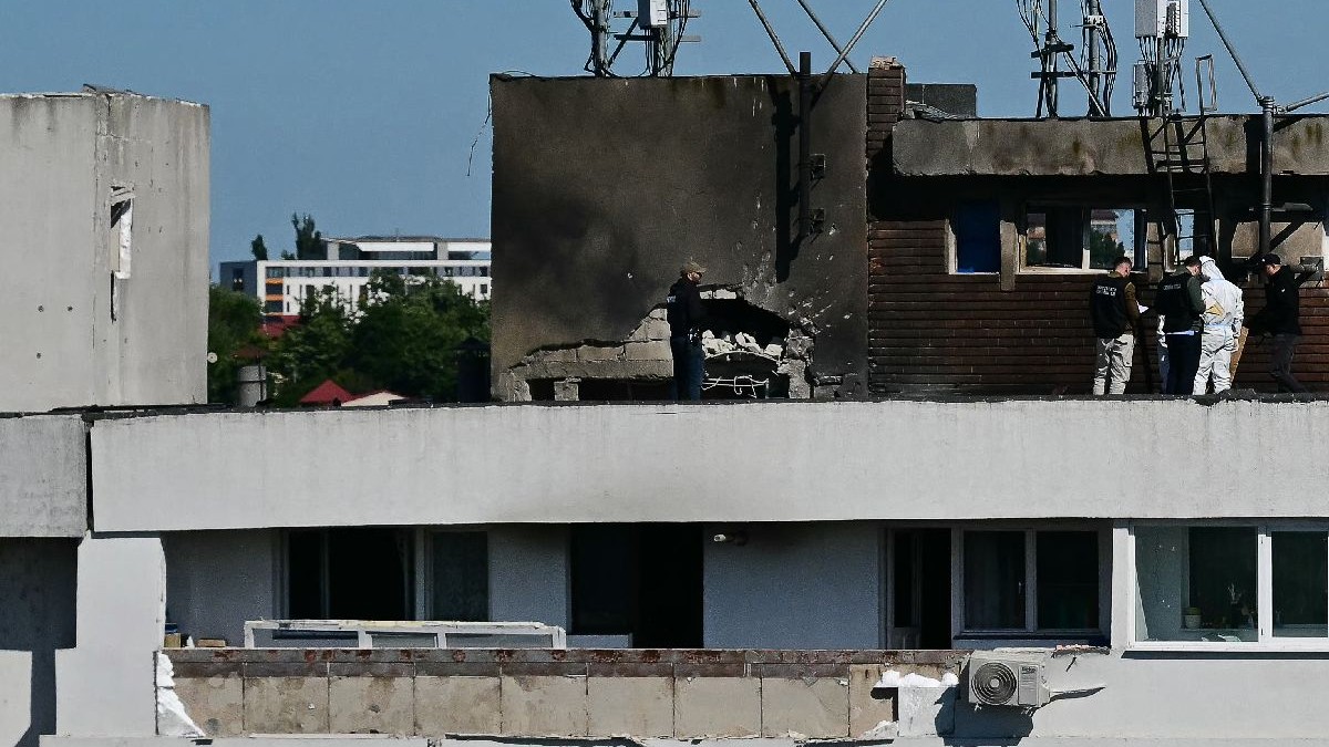 Un bloc de locuințe cu urme de explozie