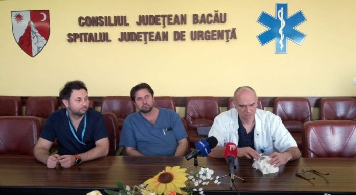Echipa medicală: dr. Radu Niță, medic primar Chirurgie Plastică, dr. Valentin Tutunaru, medic primar Terapie și Anestezie Intensivă, și dr. Vlad Buburuzan, medic primar, șeful Secției de Neurochirurgie sursă foto: Desteptarea
