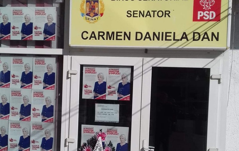 O coroană a fost pusă la ușa biroului lui Carmen Dan: „PSD, fără regrete și lumânări!”