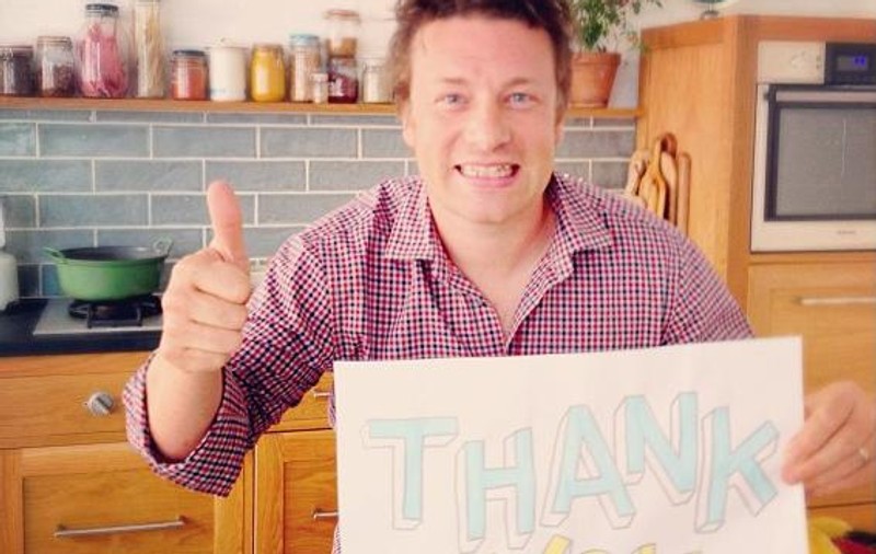 Este unul dintre cei mai talentaţi bucătari ai lumii, dar a făcut o GREŞEALĂ COPILĂREASCĂ! Vezi cum era să dea foc bucătăriei Jamie Oliver!