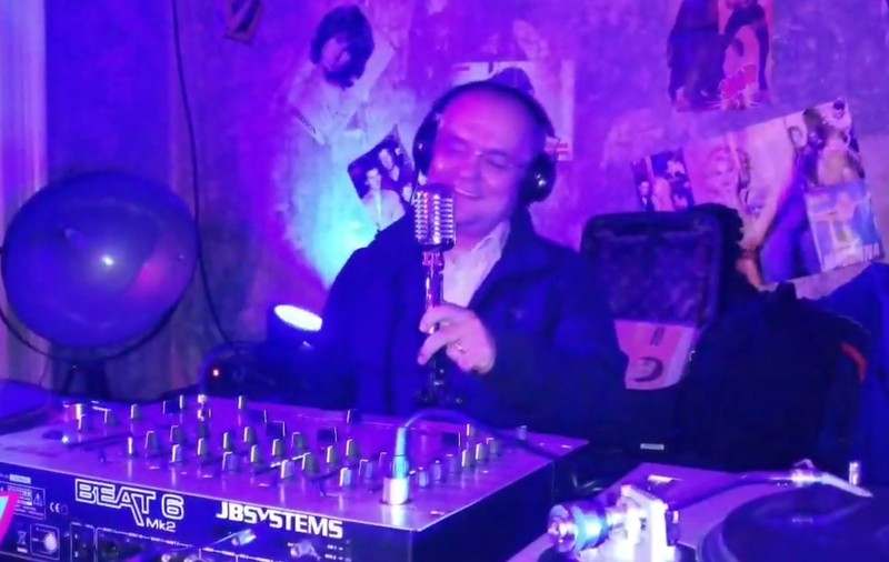 Imagini inedite cu Emil Boc, DJ într-o discotecă. Ce melodie se auzea când primarul Clujului era la platane / VIDEO