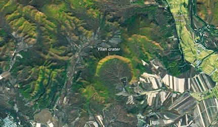 Craterul Yilan, ascuns sub pădurile din nord-estul Chinei, văzut din satelit. Foto: NASA Earth Observatory / Landsat 8