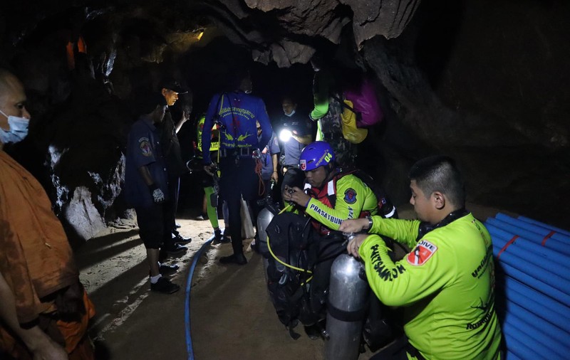 Un călugăr budist rămas blocat într-o peşteră inundată din Thailanda, salvat după patru zile