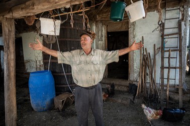 Nelu îşi aminteşte de ziua când s-a spart conducta şi a ajuns apa şi la el
